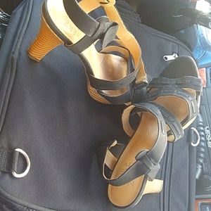 Naturalized sandal pumps